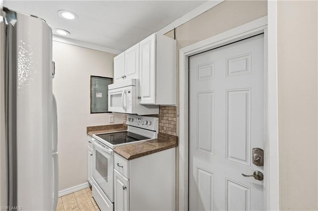4900 Tahiti LN, Naples, FL 34112