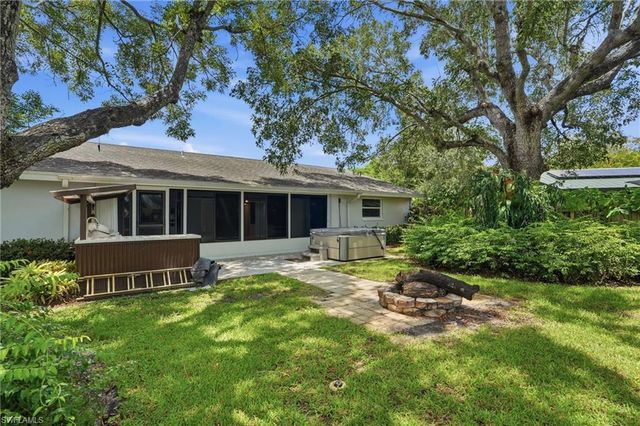 4900 Tahiti LN, Naples, FL 34112