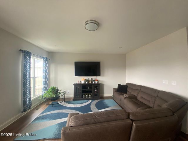 114 Belden Trl, Louisville, KY 40245