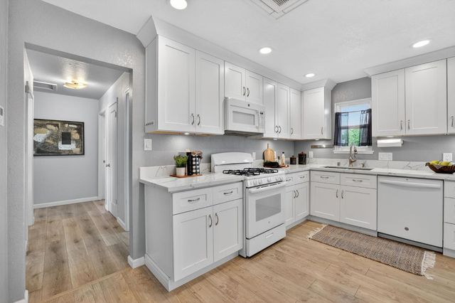 2321 Howe Ave, Sacramento, CA 95825