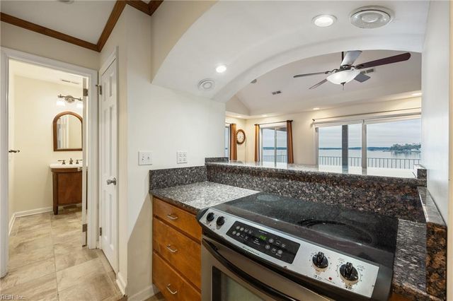 512 Spivey LN, Seaford, VA 23696