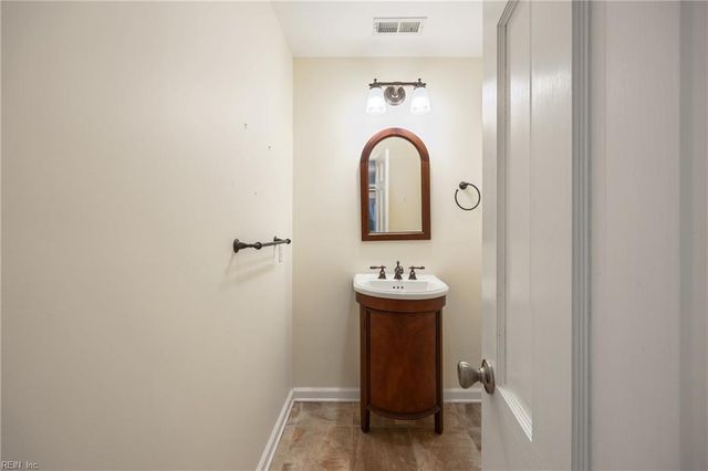 512 Spivey LN, Seaford, VA 23696