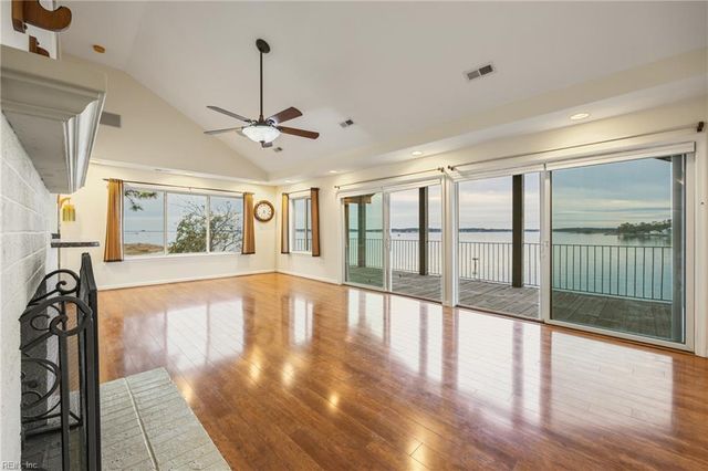 512 Spivey LN, Seaford, VA 23696