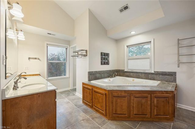 512 Spivey LN, Seaford, VA 23696