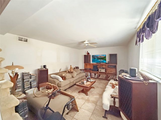 1220 Bell Avenue, Des Moines, IA 50315