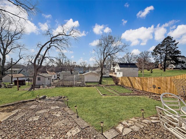 1220 Bell Avenue, Des Moines, IA 50315