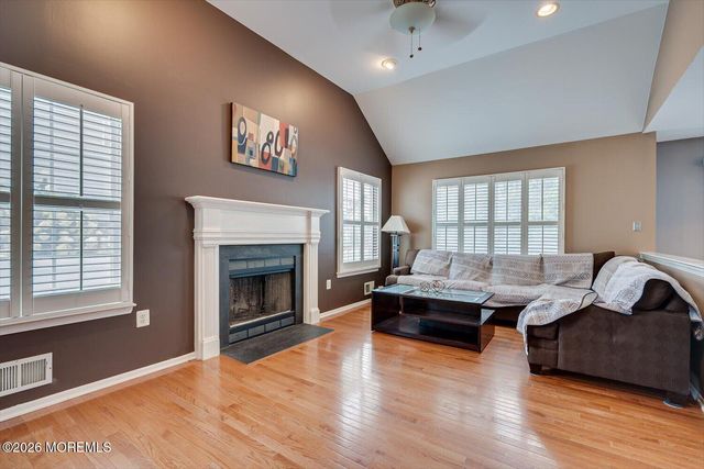 26 Brittany Way, Kendall Park, NJ 08824