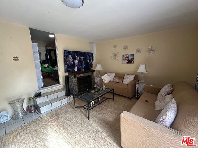 6648 8th Avenue, Los Angeles, CA 90043