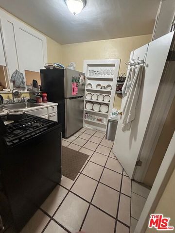 6648 8th Avenue, Los Angeles, CA 90043