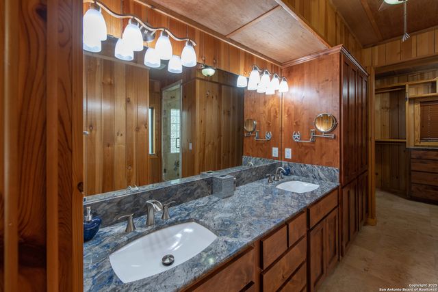 319 Bent River, Concan, TX 78838