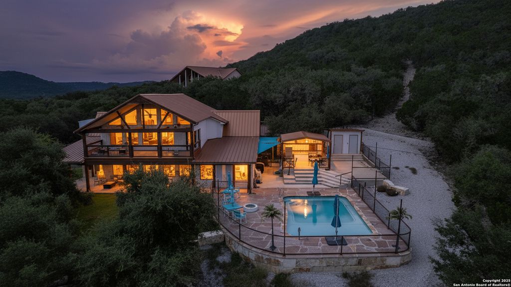 319 Bent River, Concan, TX 78838