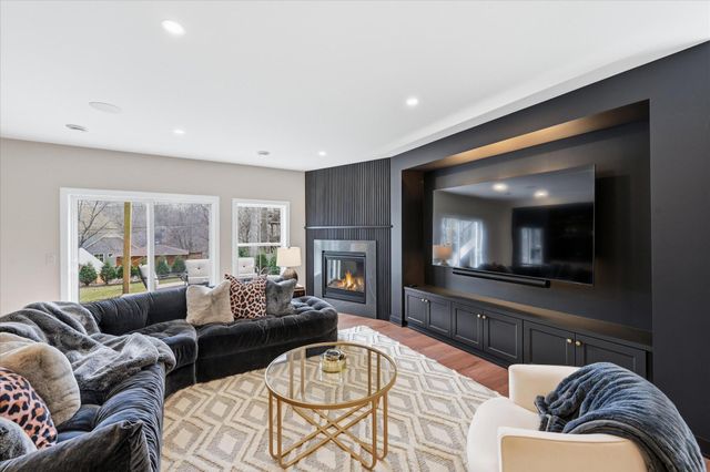 124 Chicago Avenue N, Wayzata, MN 55391