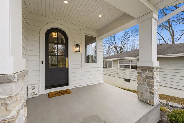 124 Chicago Avenue N, Wayzata, MN 55391