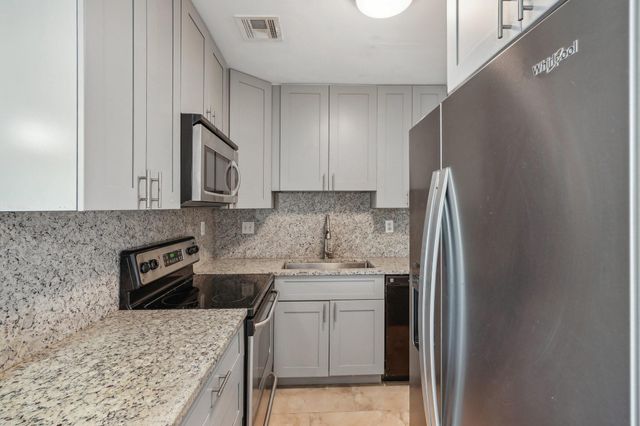 3040 NE 16th Avenue 402, Oakland Park, FL 33334