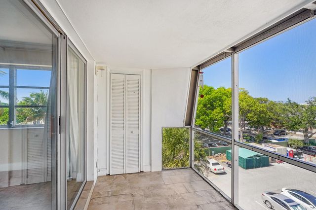 3040 NE 16th Avenue 402, Oakland Park, FL 33334