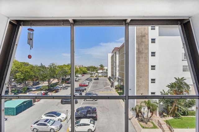 3040 NE 16th Avenue 402, Oakland Park, FL 33334