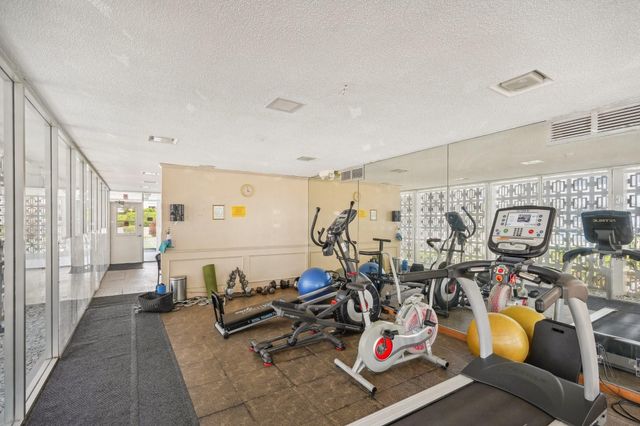 3040 NE 16th Avenue 402, Oakland Park, FL 33334