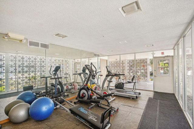 3040 NE 16th Avenue 402, Oakland Park, FL 33334