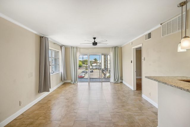 3040 NE 16th Avenue 402, Oakland Park, FL 33334