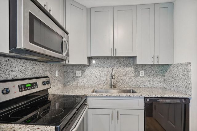 3040 NE 16th Avenue 402, Oakland Park, FL 33334