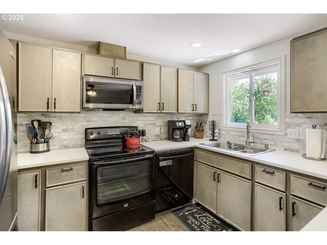740 Se CAMELLIA Ct, Hillsboro, OR 97123