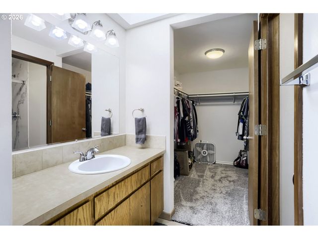740 Se CAMELLIA Ct, Hillsboro, OR 97123