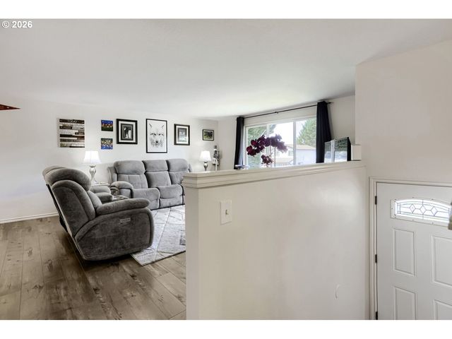 740 Se CAMELLIA Ct, Hillsboro, OR 97123