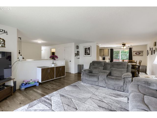 740 Se CAMELLIA Ct, Hillsboro, OR 97123