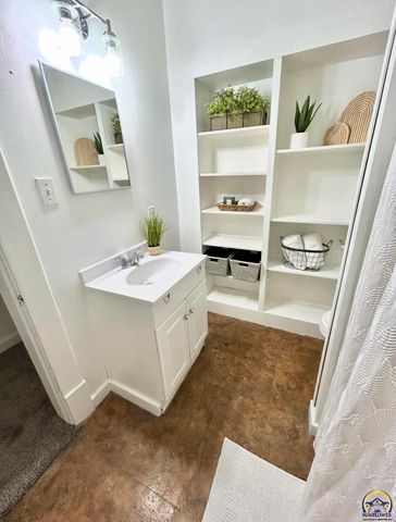 201 SW Elmwood AVE, Topeka, KS 66606