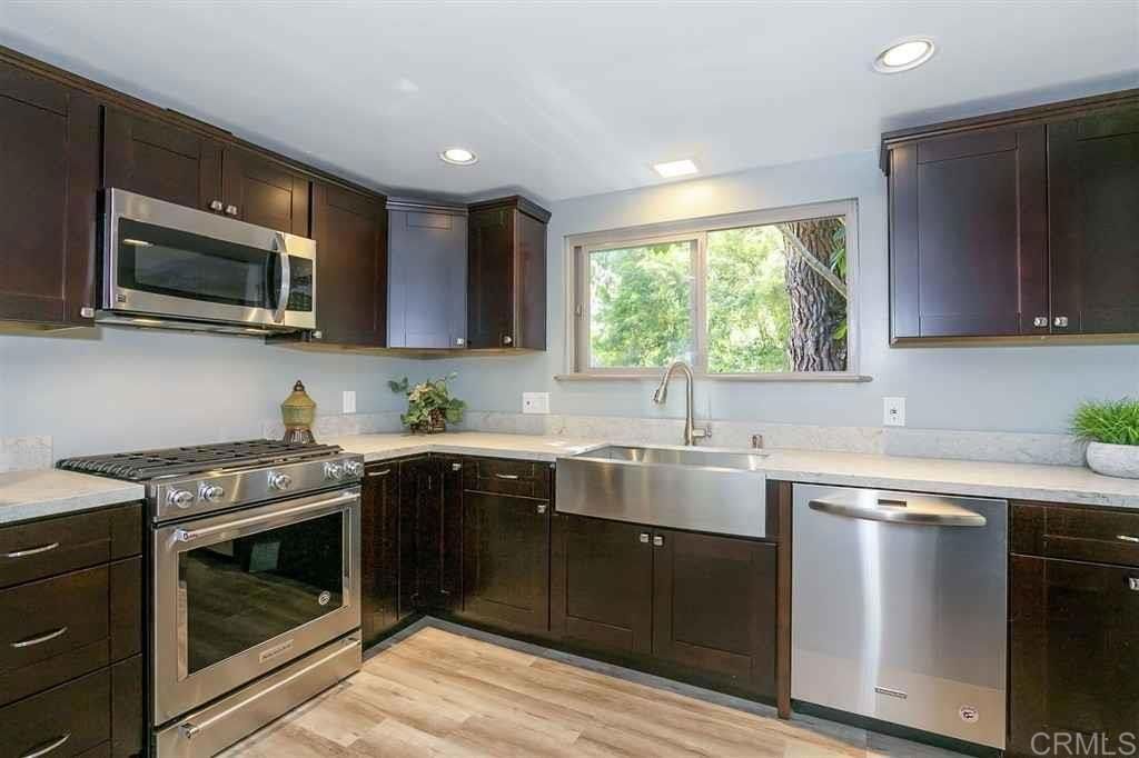 Image 11 of property listing at 5210 Caminito Apartado, San Diego, CA 92108