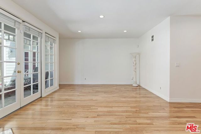 18135 Burbank 11, Tarzana (los Angeles), CA 91356