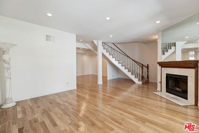 18135 Burbank 11, Tarzana (los Angeles), CA 91356
