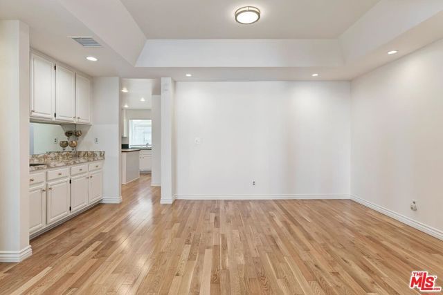 18135 Burbank 11, Tarzana (los Angeles), CA 91356