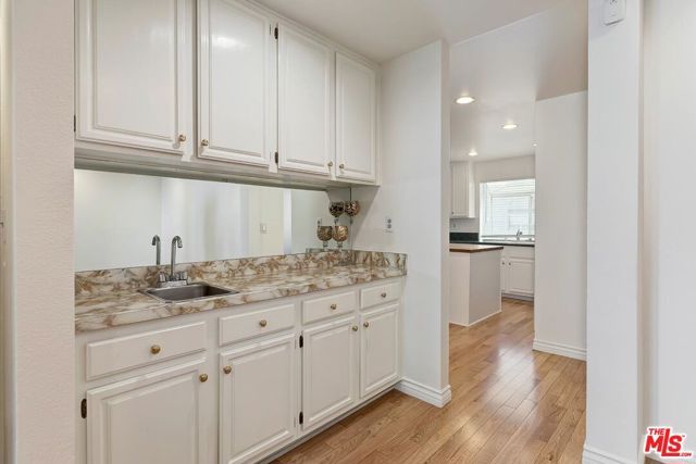 18135 Burbank 11, Tarzana (los Angeles), CA 91356