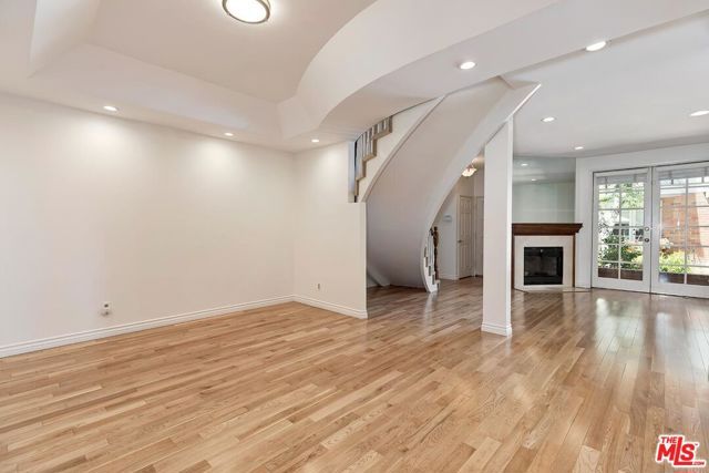 18135 Burbank 11, Tarzana (los Angeles), CA 91356