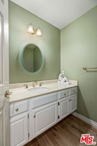 18135 Burbank 11, Tarzana (los Angeles), CA 91356