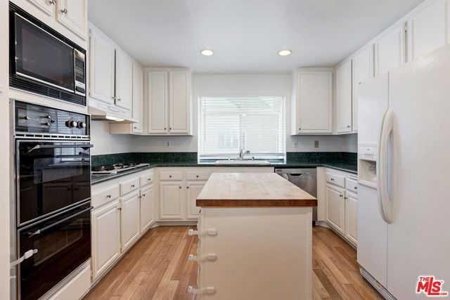 18135 Burbank 11, Tarzana (los Angeles), CA 91356