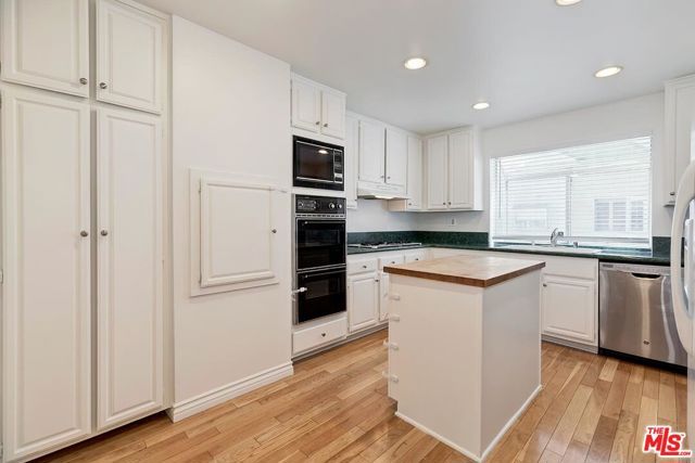 18135 Burbank 11, Tarzana (los Angeles), CA 91356