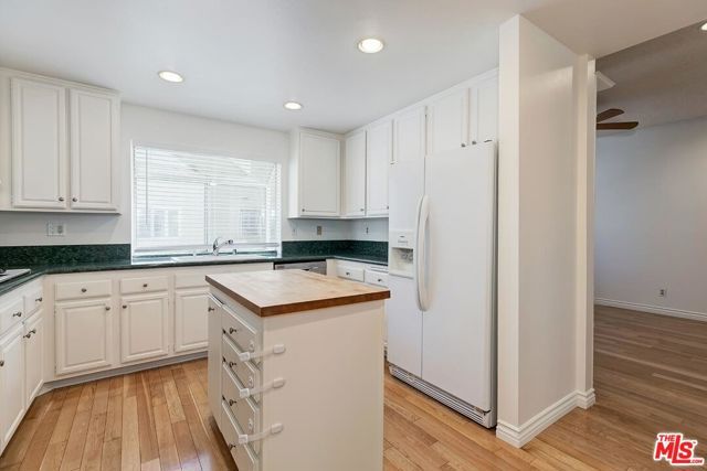 18135 Burbank 11, Tarzana (los Angeles), CA 91356
