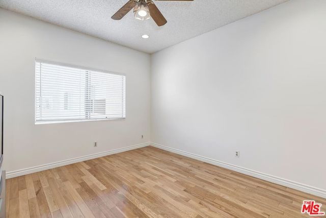 18135 Burbank 11, Tarzana (los Angeles), CA 91356