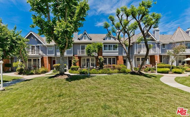 18135 Burbank 11, Tarzana (los Angeles), CA 91356