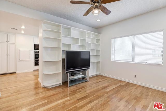 18135 Burbank 11, Tarzana (los Angeles), CA 91356