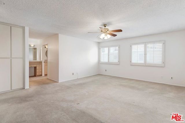 18135 Burbank 11, Tarzana (los Angeles), CA 91356