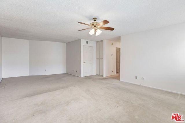 18135 Burbank 11, Tarzana (los Angeles), CA 91356