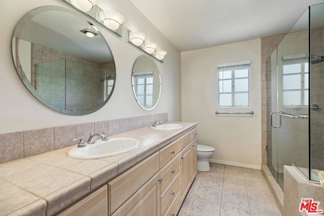 18135 Burbank 11, Tarzana (los Angeles), CA 91356