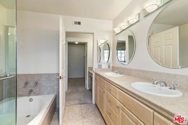18135 Burbank 11, Tarzana (los Angeles), CA 91356
