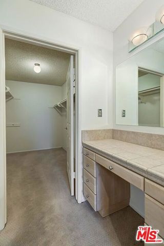 18135 Burbank 11, Tarzana (los Angeles), CA 91356