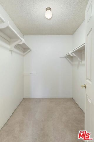 18135 Burbank 11, Tarzana (los Angeles), CA 91356