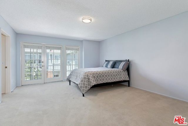 18135 Burbank 11, Tarzana (los Angeles), CA 91356