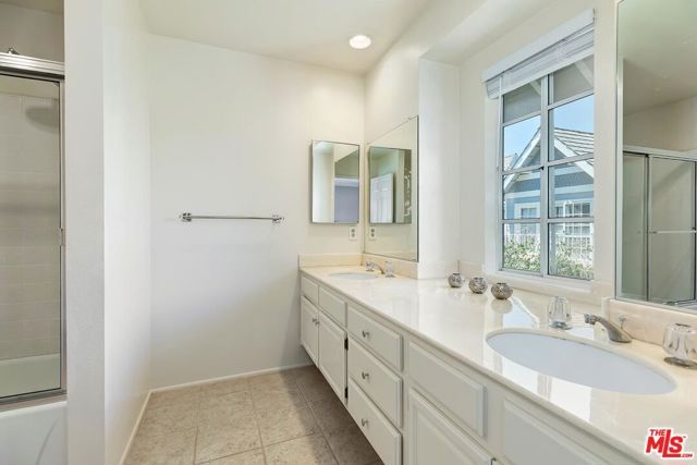 18135 Burbank 11, Tarzana (los Angeles), CA 91356